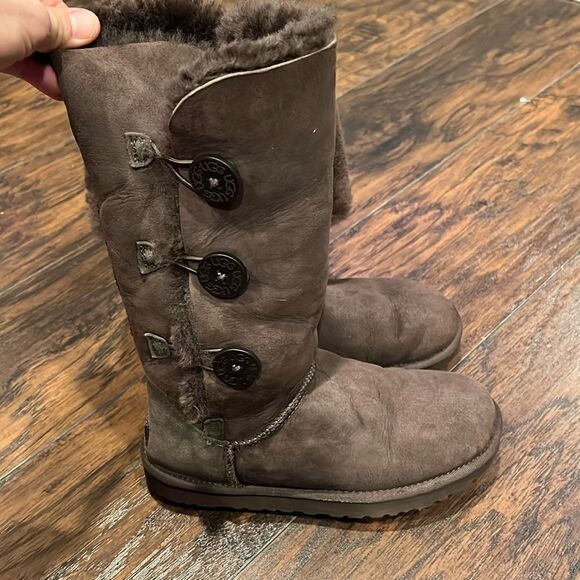 Uggs Bailey Button Triple Boot brown in GUC size 7 - Picture 1 of 9